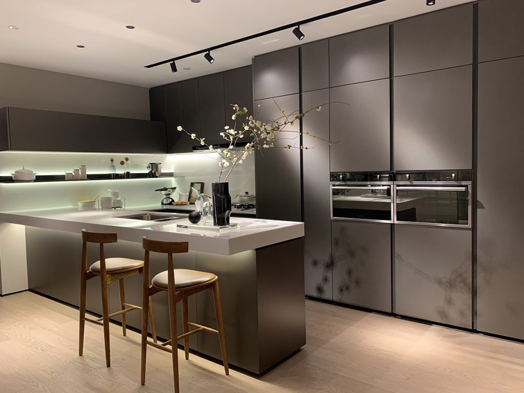 Light Luxury Kitchen Island Cabinet with Built-In Ovens and Quartz Countertop | Custom Integrated Kitchen Cabinets