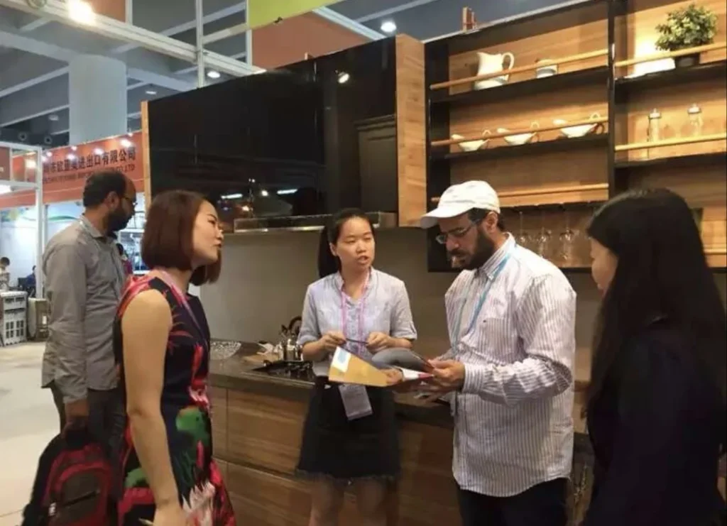 Cabinet finish discussion with visitors at the BOCARNI stand